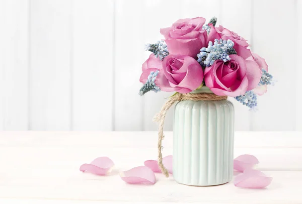 Bouquet van roze rozen en blauwe muscari bloem (druivenmost hyacint) — Stockfoto