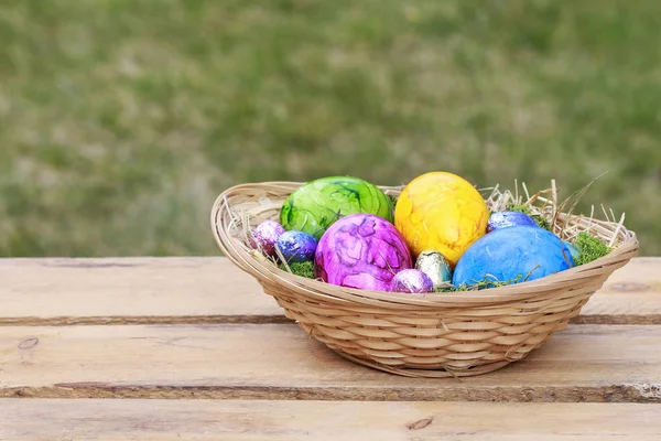 Basket with colorful Easter eggs. — Stock Photo, Image