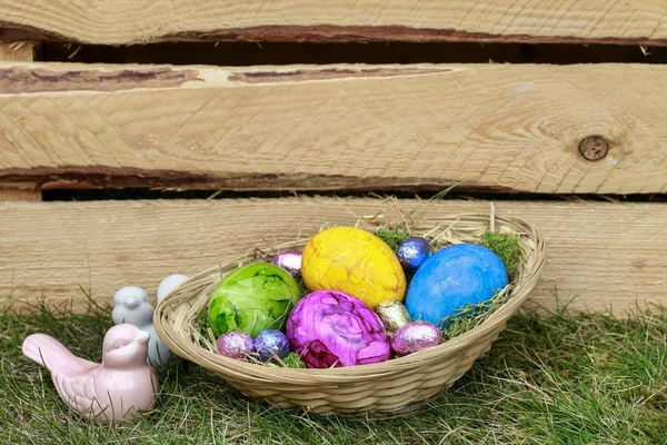 Cesta com ovos de páscoa coloridos . — Fotografia de Stock