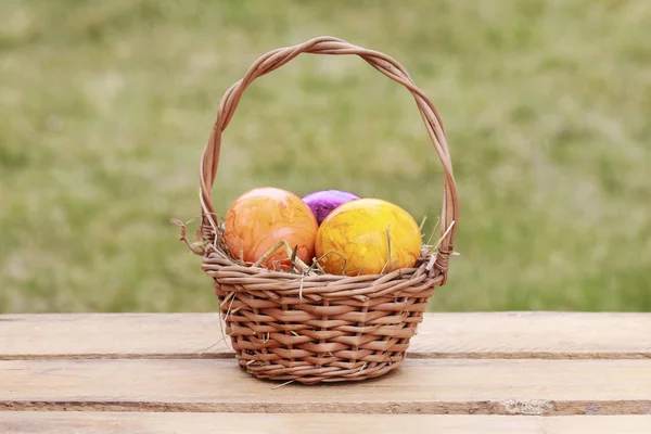 Korb mit bunten Ostereiern. — Stockfoto