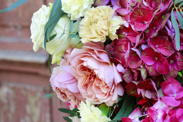 Fondo floreale con rose, peonie, ortensie, garofani e — Foto Stock