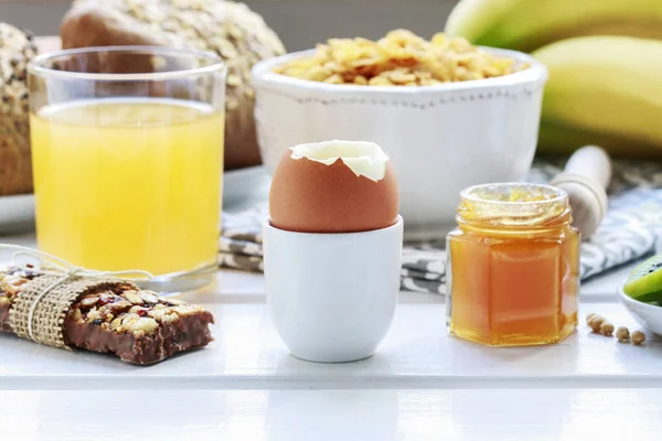 Desayuno sabroso y saludable. Variedad de alimentos en kit de madera blanca — Foto de Stock