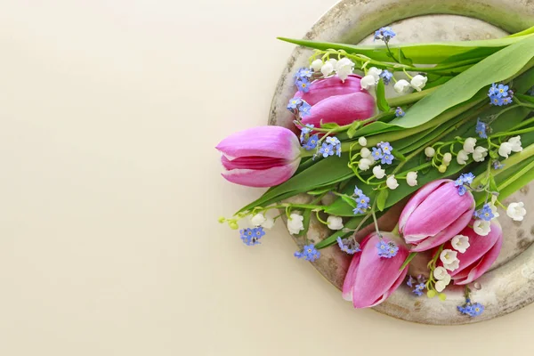 Boeket van roze tulpen, lelietje van de vallei en vergeet me niet Flo — Stockfoto