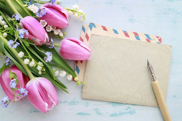 Bukiet różowych tulipanów, konwalia i zapomnieć, że nie Flo — Zdjęcie stockowe