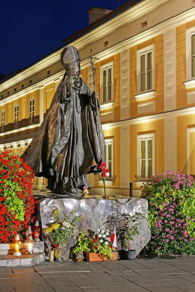 WADOWICE ,POLAND - APRIL 27, 2015: Monument of Pope John Paul II — Stock Photo, Image