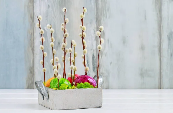 Décoration de table de Pâques avec chatons, mousse, œufs et boîte en bois — Photo