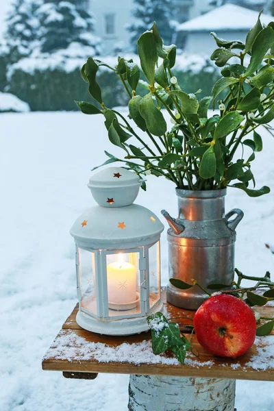 País de las maravillas. Linterna, nieve, sueños navideños . — Foto de Stock