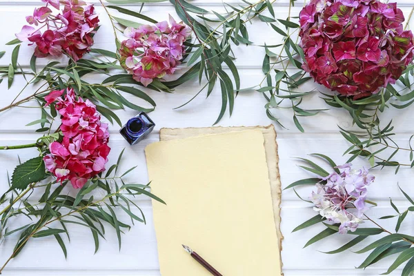 Hoja de papel, pluma vintage y adorno de flores románticas con ho — Foto de Stock