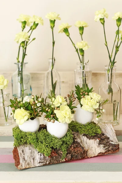 Décoration de Pâques avec coquille d'oeuf, fleur d'oeillet, buxus, chame — Photo