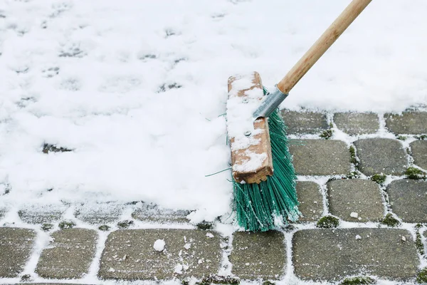 Hombre quitando nieve de la acera después de la tormenta de nieve . — Foto de Stock