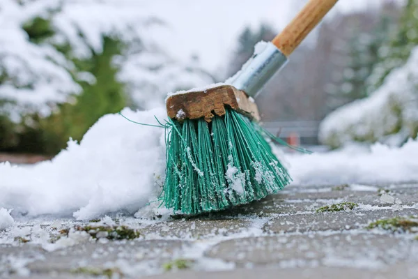 Hombre quitando nieve de la acera después de la tormenta de nieve . — Foto de Stock