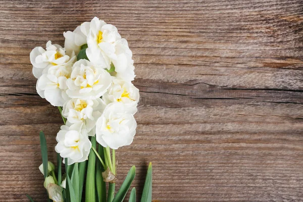 White narcissus flowers on wooden background. — Stock Photo, Image