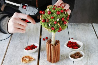 Yosun ile ağaç şeklinde güzel Noel dekorasyon yapmak için nasıl