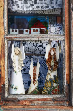 Lanckorona, Polonya - 08 Nisan 2018: Seramik melekler wi ayarlayın