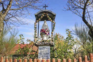 Zakopane, Polonya - 23 Ağustos 2017: Vicin'de yol kenarındaki türbe