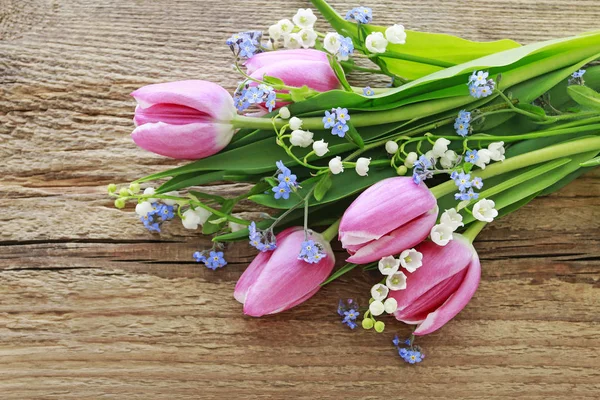 Boeket van roze tulpen, lelietje van de vallei en vergeet me niet Flo — Stockfoto