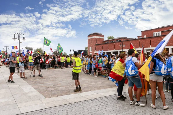 KRAKOW, POLÓNIA - 26 de julho de 2016: Peregrinos no Centro João Paulo II — Fotografia de Stock