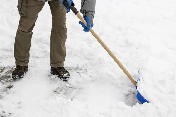 在暴风雪后从人行道上除雪的人. — 图库照片