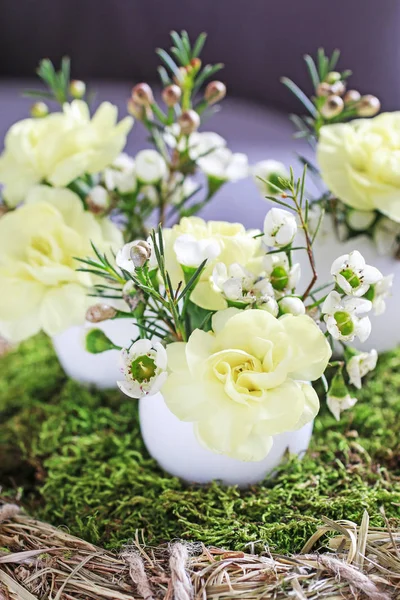 Pasen Tabel Centerpiece met anjers, wax bloem, eieren en m — Stockfoto