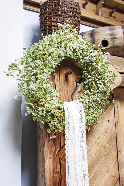 Osterkranz an Holztür — Stockfoto