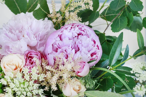 Bellissimo bouquet con peonie, rose e flusso di merletti della regina Anna — Foto Stock