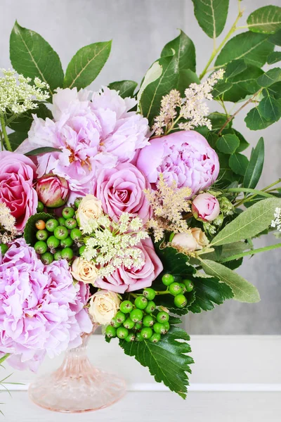Hermoso ramo con peonías, rosas y el flujo de encaje de la reina Ana —  Fotos de Stock