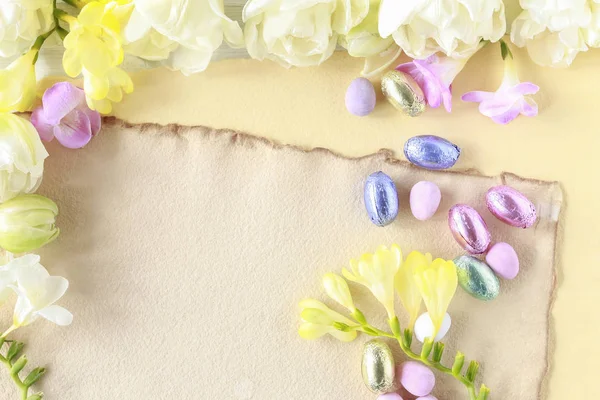 Tulipes et freesias sur table en bois blanc. Œufs de Pâques parmi la grippe — Photo