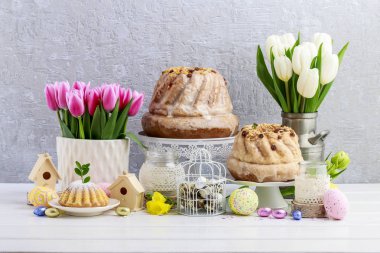 Yiyecek ve çiçek ile Paskalya masası