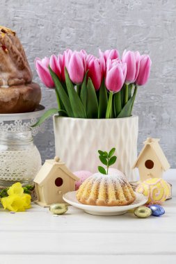 Buxus yaprakları ve ahşap m ile dekore edilmiş geleneksel Paskalya pastası