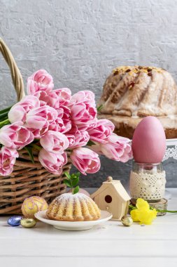 Geleneksel pasta ve çiçek dekorasyonu ile Paskalya şenlikli masa