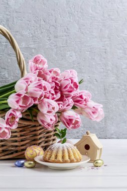 Geleneksel pasta ve çiçek dekorasyonu ile Paskalya şenlikli masa