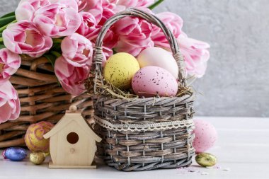 Pembe lale buketi ve Paskalya yumurtası sepeti