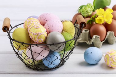 Bir sepet renkli paskalya yumurtası..