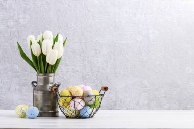 Gümüş kutusu ve Easte ile tel sepet beyaz lale buketi