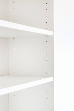 Beyaz dolapta boş raf. 