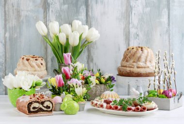 Yiyecek ve çiçek ile Paskalya masası.