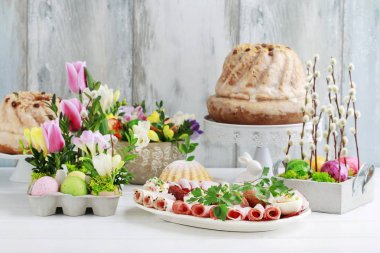 Dilimlenmiş jambon ve yumurta dolması ile Tabak. 