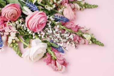 Pembe arka planda bahar çiçekleri buketi.