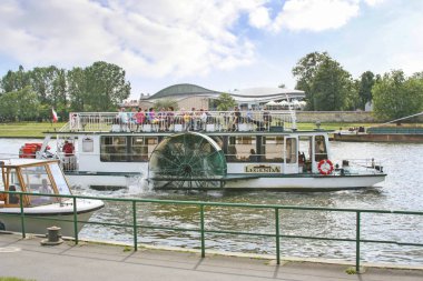 Krakow, Polonya - 29 Mayıs 2016: Wisla nehri üzerindeki mavnalar ve gemiler