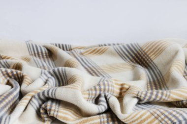 Bej battaniye ve çarşaf. 