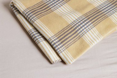 Bej battaniye ve çarşaf. 