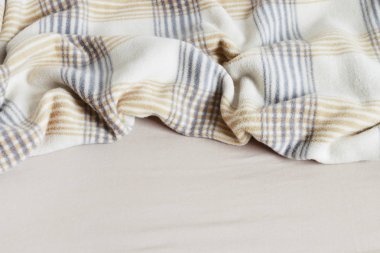 Bej battaniye ve çarşaf. 