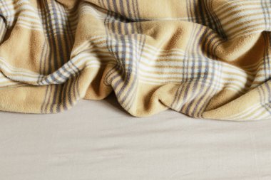 Bej battaniye ve çarşaf. 