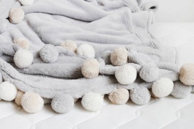 Bej battaniye ve çarşaf. 