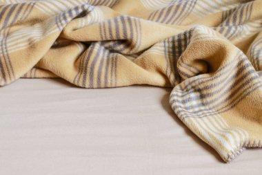 Bej battaniye ve çarşaf. 