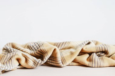 Bej battaniye ve çarşaf. 