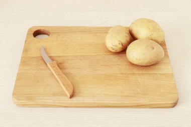 Ev mutfağında patates soyma.