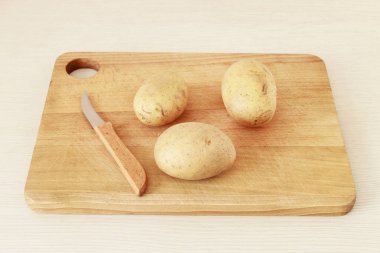 Ev mutfağında patates soyma.