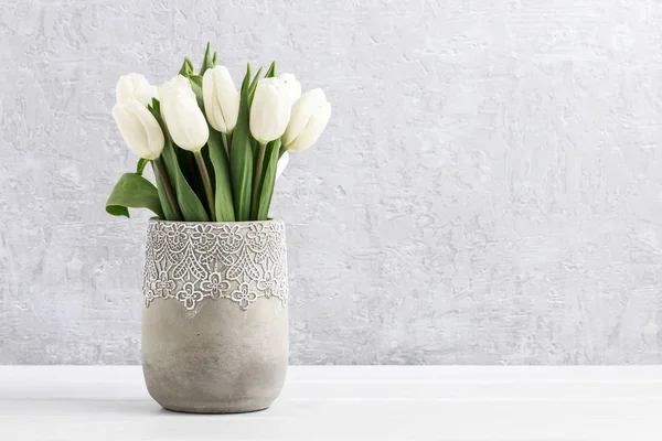 Tulipanes rosados en cubo de plata . —  Fotos de Stock