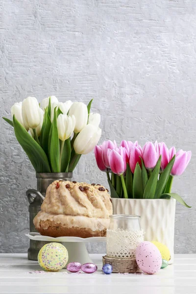 Geleneksel Paskalya pastası, lale çiçekleri ve boyalı yumurtalar. — Stok fotoğraf